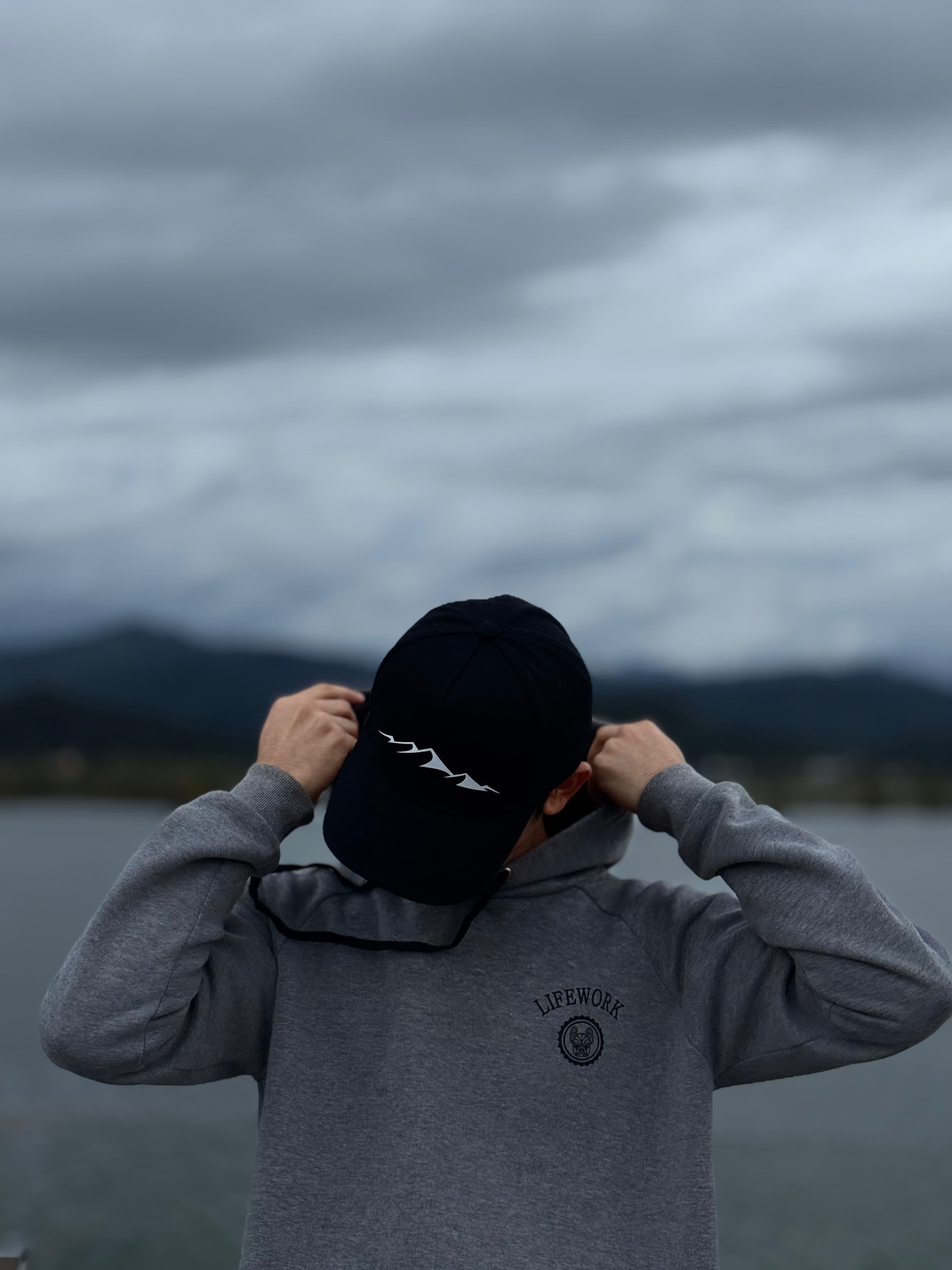 O‘zbekistonda Qahramon, Chet Elda Oddiy Ishchi